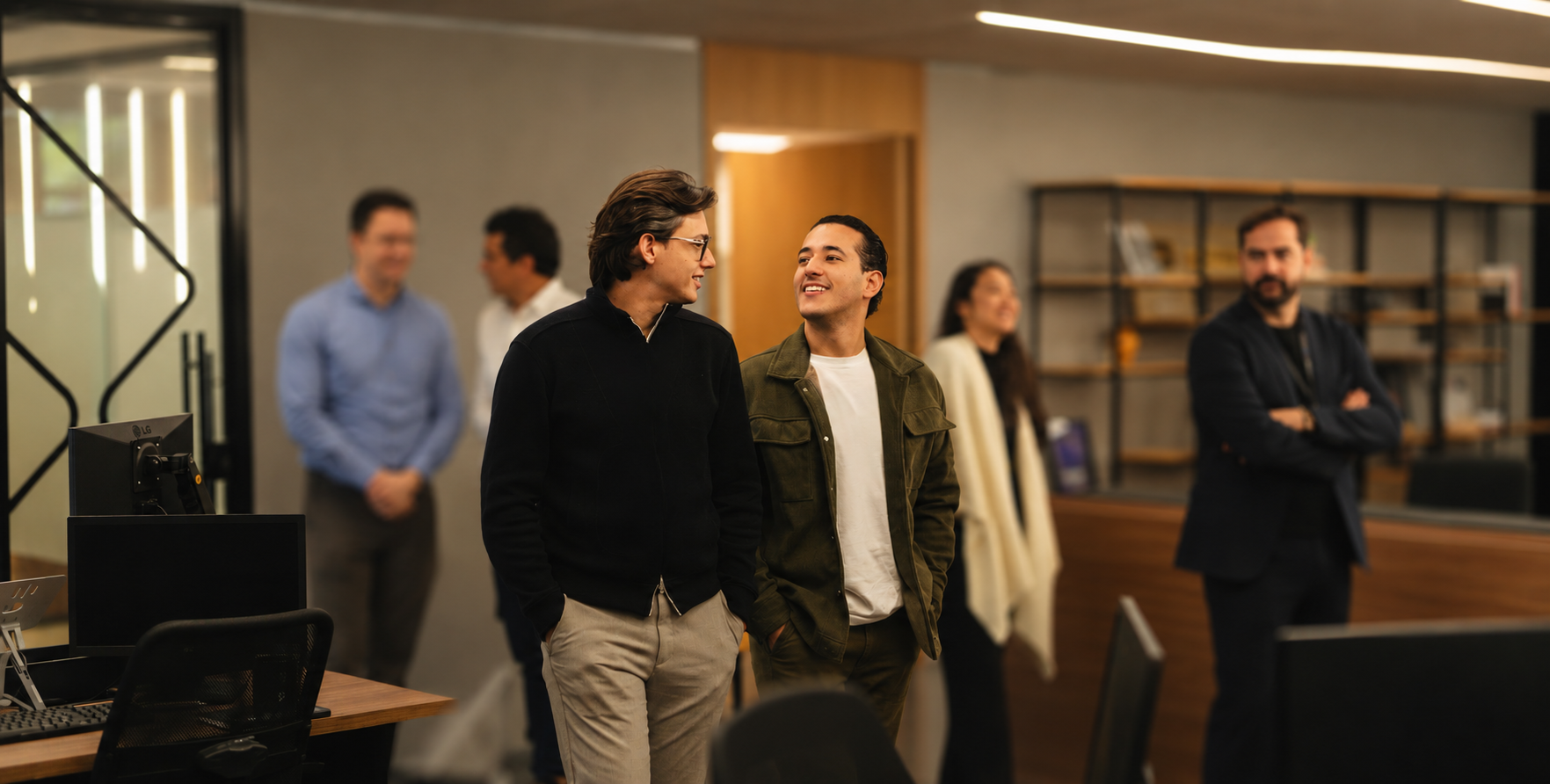 Equipe em ambiente corporativo conversando durante planejamento financeiro